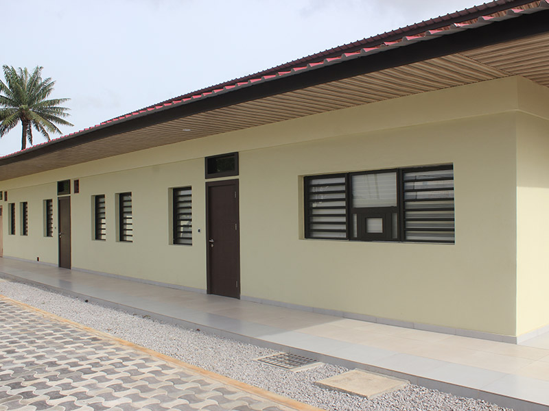 Façade du bâtiment du centre surimi - Photo de jour