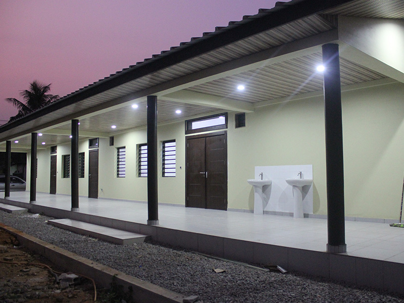 Façade du bâtiment du centre surimi - Photo de nuit